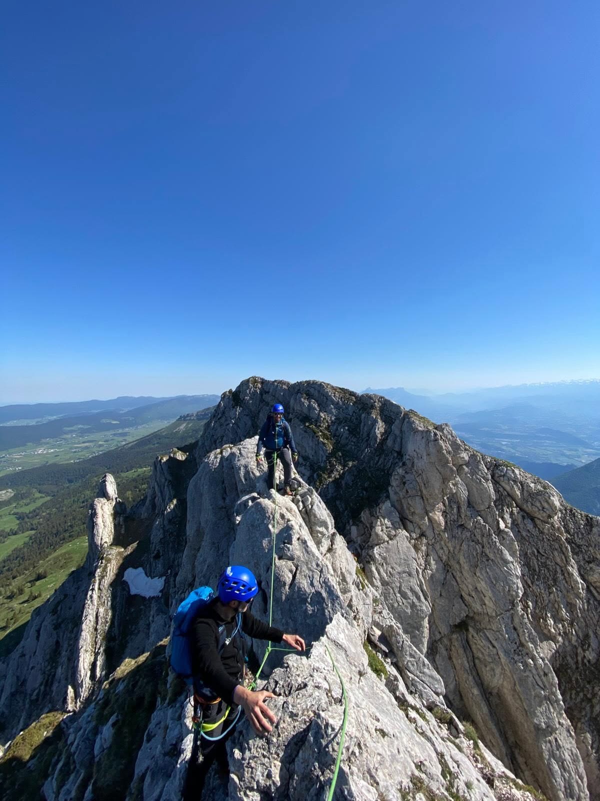 Membres du club RocAndCo sur les crêtes du Vercors